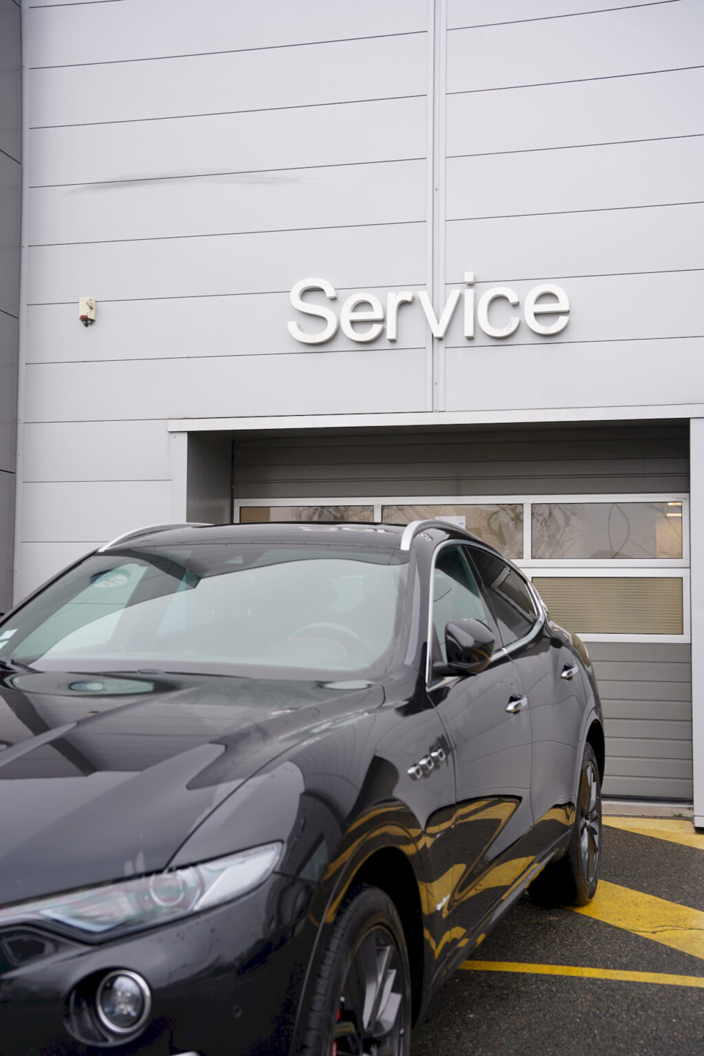 Dépôt d'une voiture au garage par le service de convoyage Tailor Made