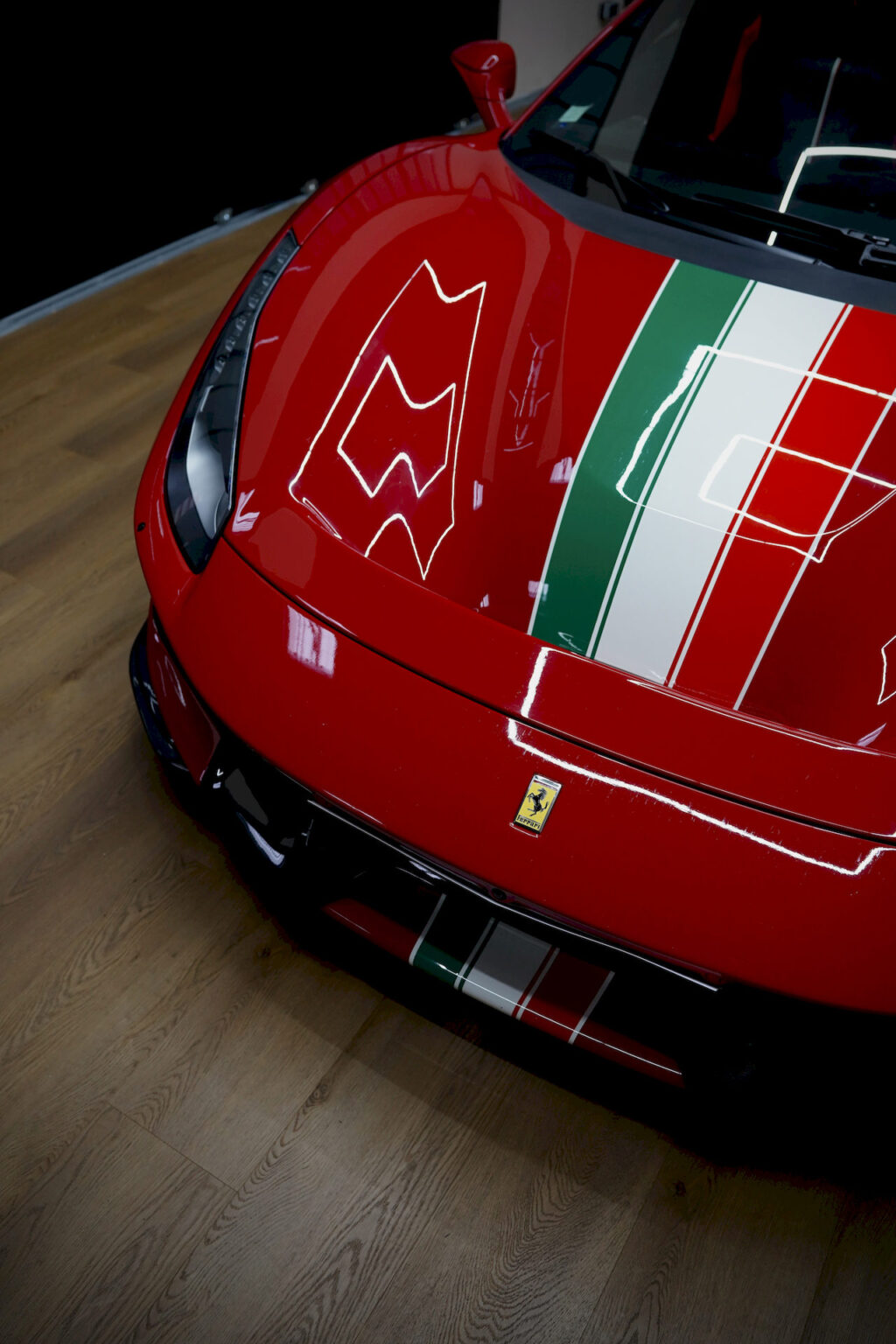 Voiture de sport garée dans le parking privé sécurisé avec espace lounge