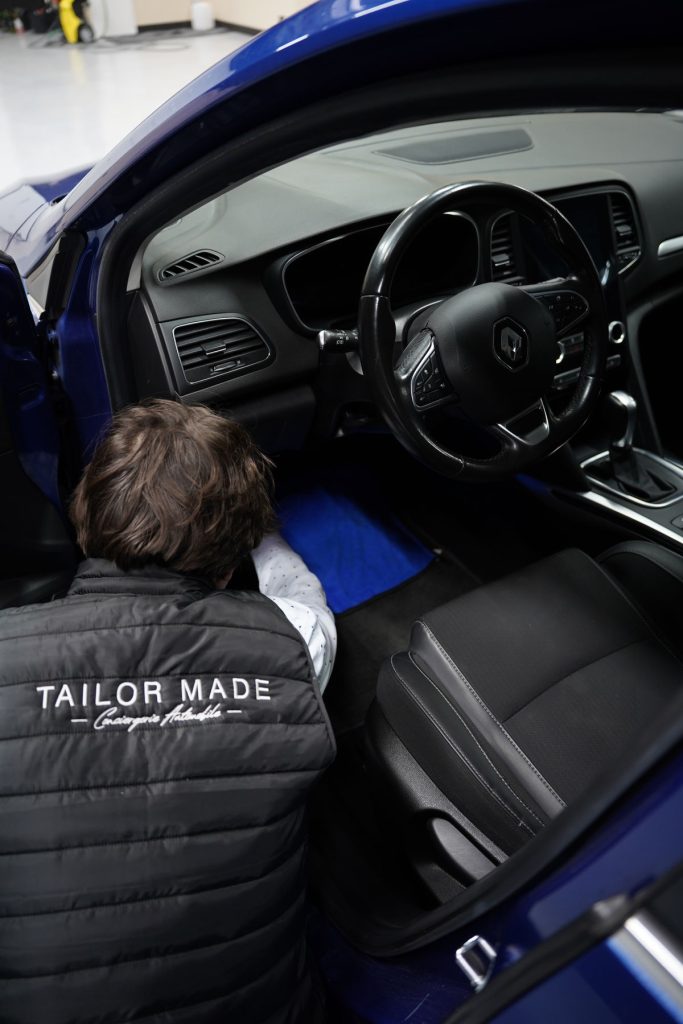 Technicien Tailor Made nettoyant un véhicule de flotte professionnelle